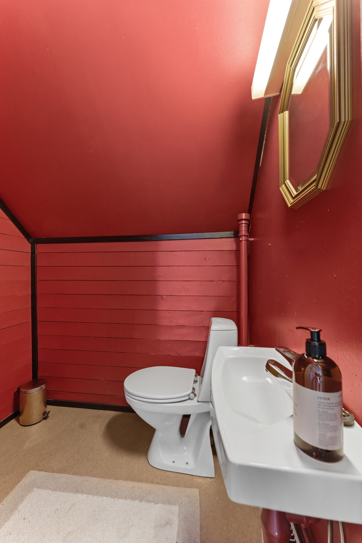 I leilighetens 2. etasje er det eget toalettrom. Galleribilde