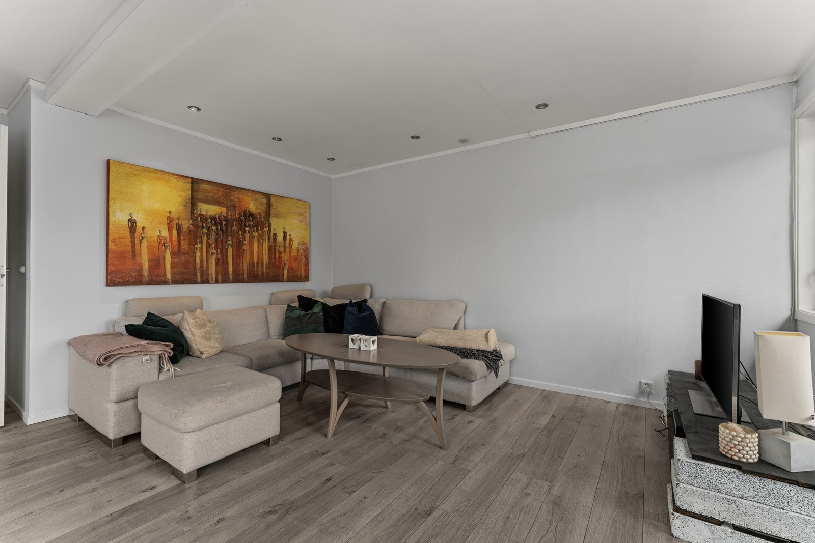 Lys og innbydende stue med stor sofagruppe og god plass til avslapning i et moderne og tidløst miljø. Galleribilde