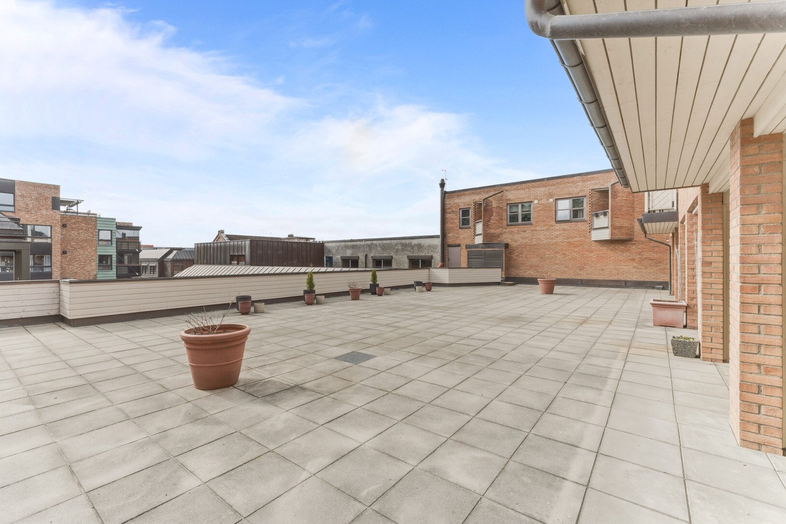 Innbydende felles terrasse med generøse arealer og god plass til både sittegrupper og sosiale aktiviteter. Galleribilde