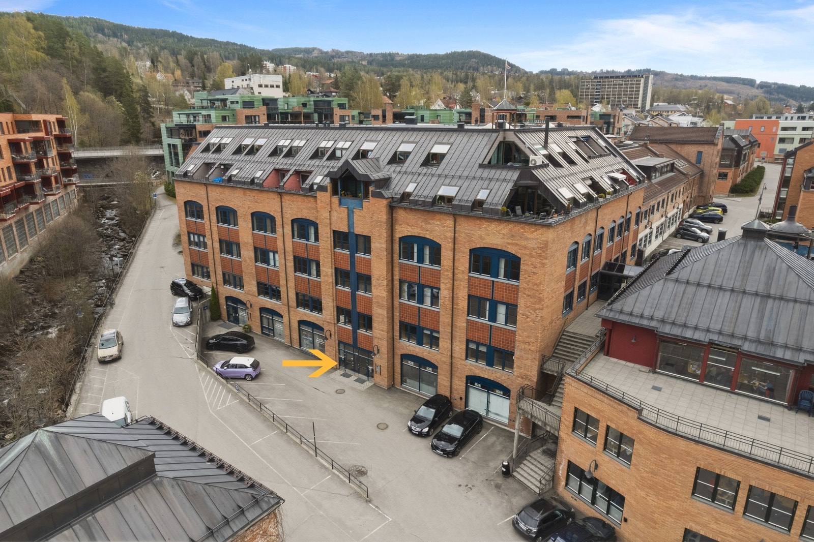 Fra bakgården er det tilgang til leiligheten via felles inngangsparti. Galleribilde