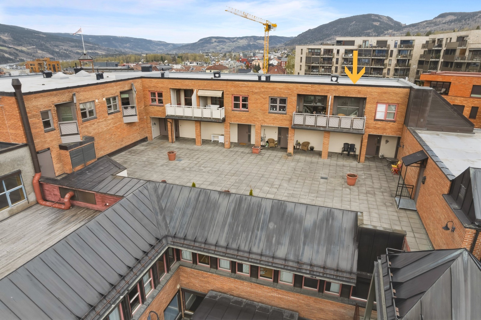 Stor felles takterrasse med god plass til utemøbler og sosiale sammenkomster i et skjermet gårdsromsmiljø. Galleribilde