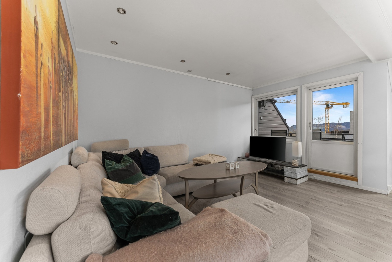 Stuen har integrert downlights i himling, lysmalte vegger og himlinger. Fra stua er det utgang til terrasse. Galleribilde