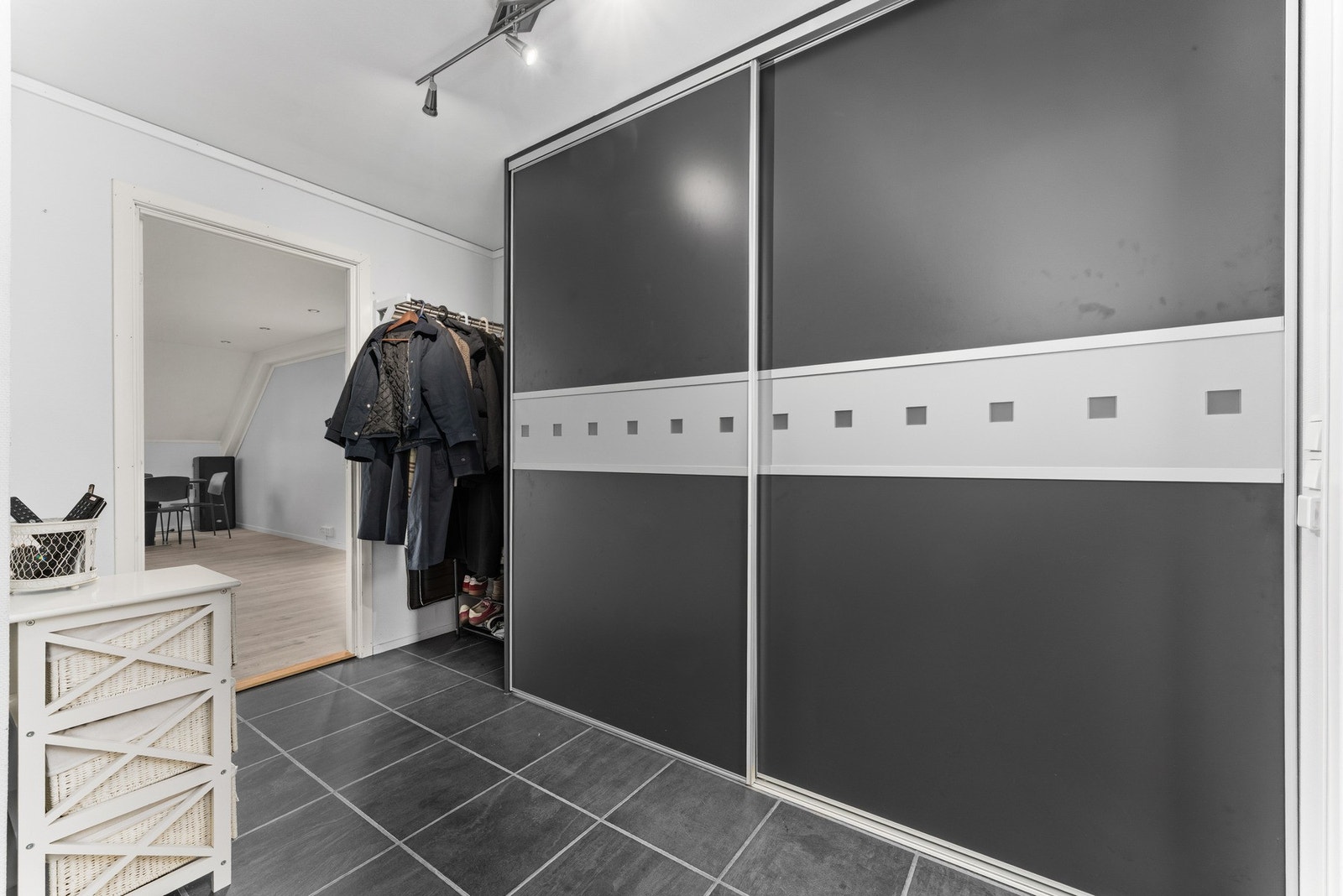 Stor skyvedørsgarderobe som gir rikelig med oppbevaringsplass til yttertøy, sko og hverdagsutstyr. Galleribilde