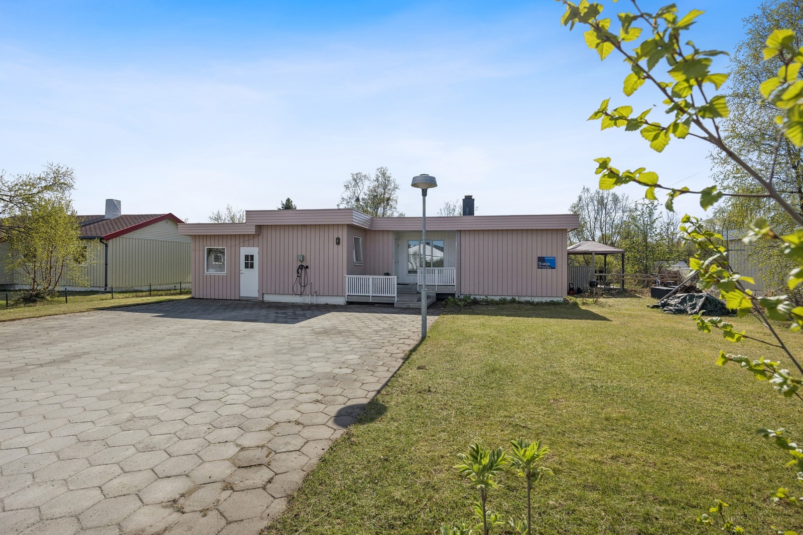 Eiendommen har en stor, flat tomt med plen og beplantningsmuligheter. Galleribilde