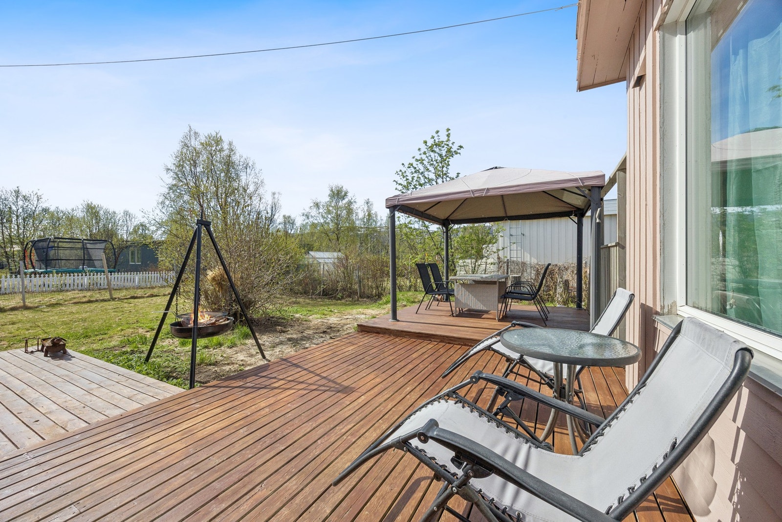 Stor, trebelagt terrasse med god plass for utemøbler. Galleribilde