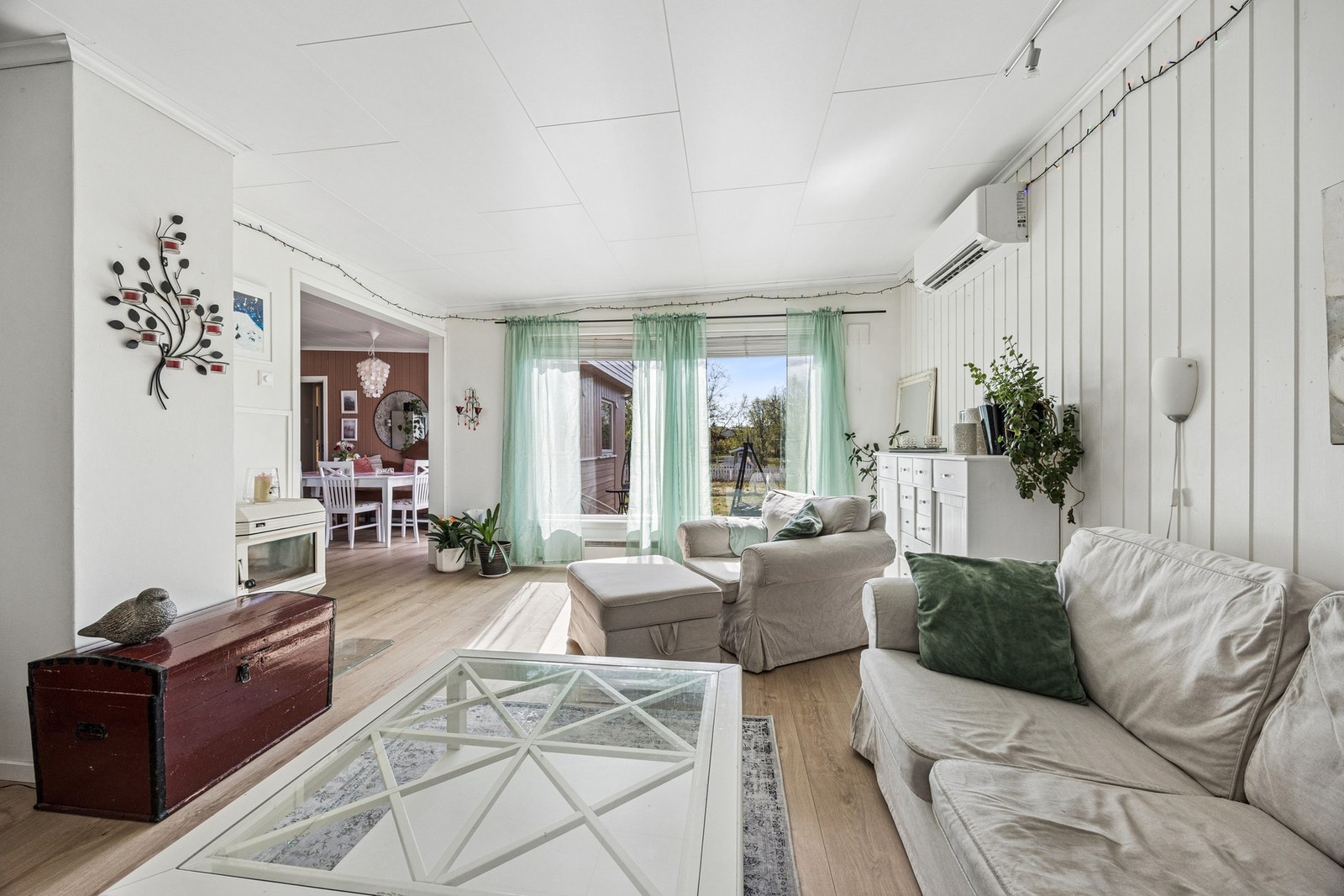 Stuen har store vindusflater og direkte utgang til terrassen og hagen. Galleribilde