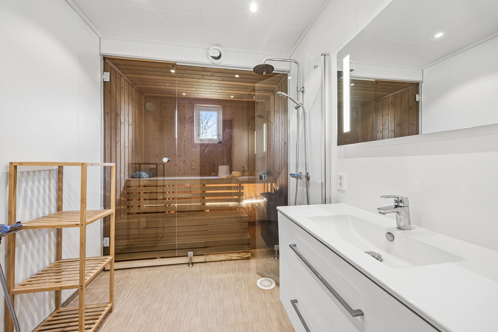 Badet er utstyrt med en egen badstue for ekstra velvære. Galleribilde