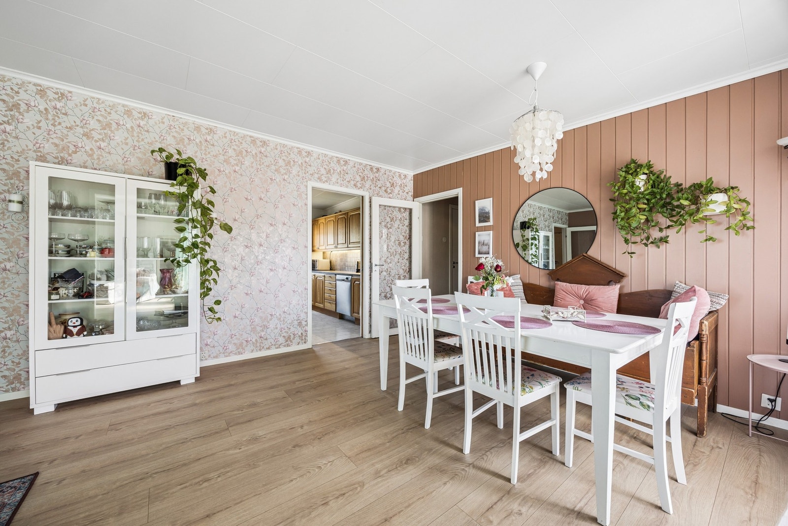 Spisestuen fungerer som et naturlig bindeledd mellom kjøkken og stue, med plass til langbord. Galleribilde