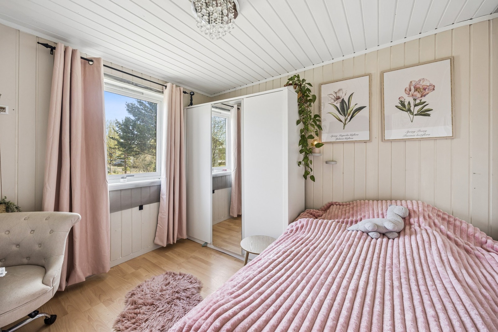 Hovedsoverommet har plass til dobbeltseng og garderobeløsning. Galleribilde