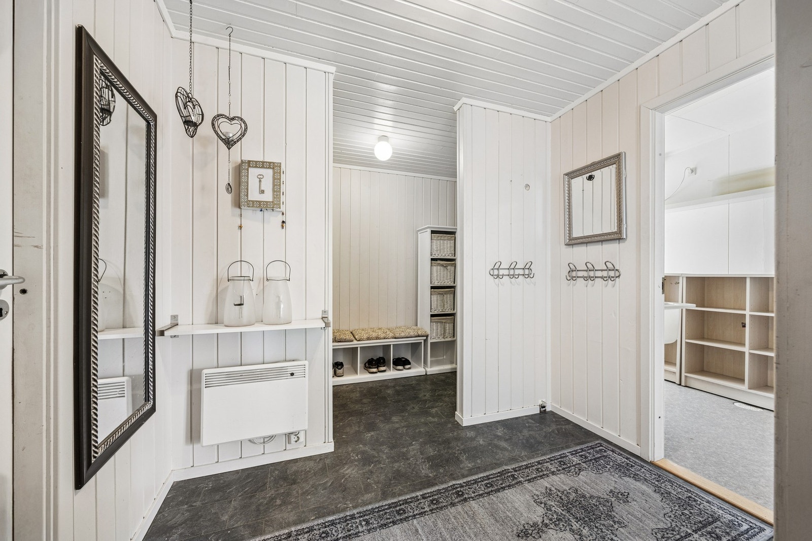 Romslig entré med walk-in som gir god plass til oppbevaring av yttertøy og sko. Galleribilde