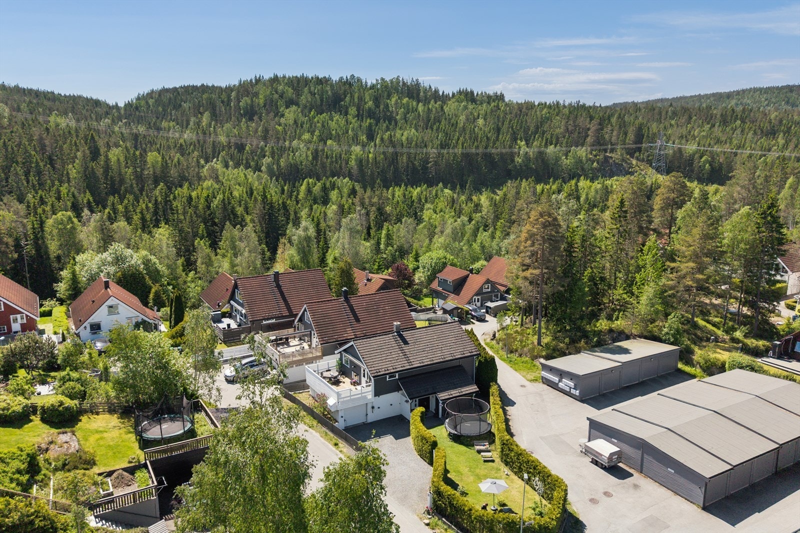 Området kan omtales som et av Romerikes mest populære områder med lite trafikkerte veier og marka med flott turterreng, lysløyper og turvei til idylliske plasser for hele familien. Galleribilde