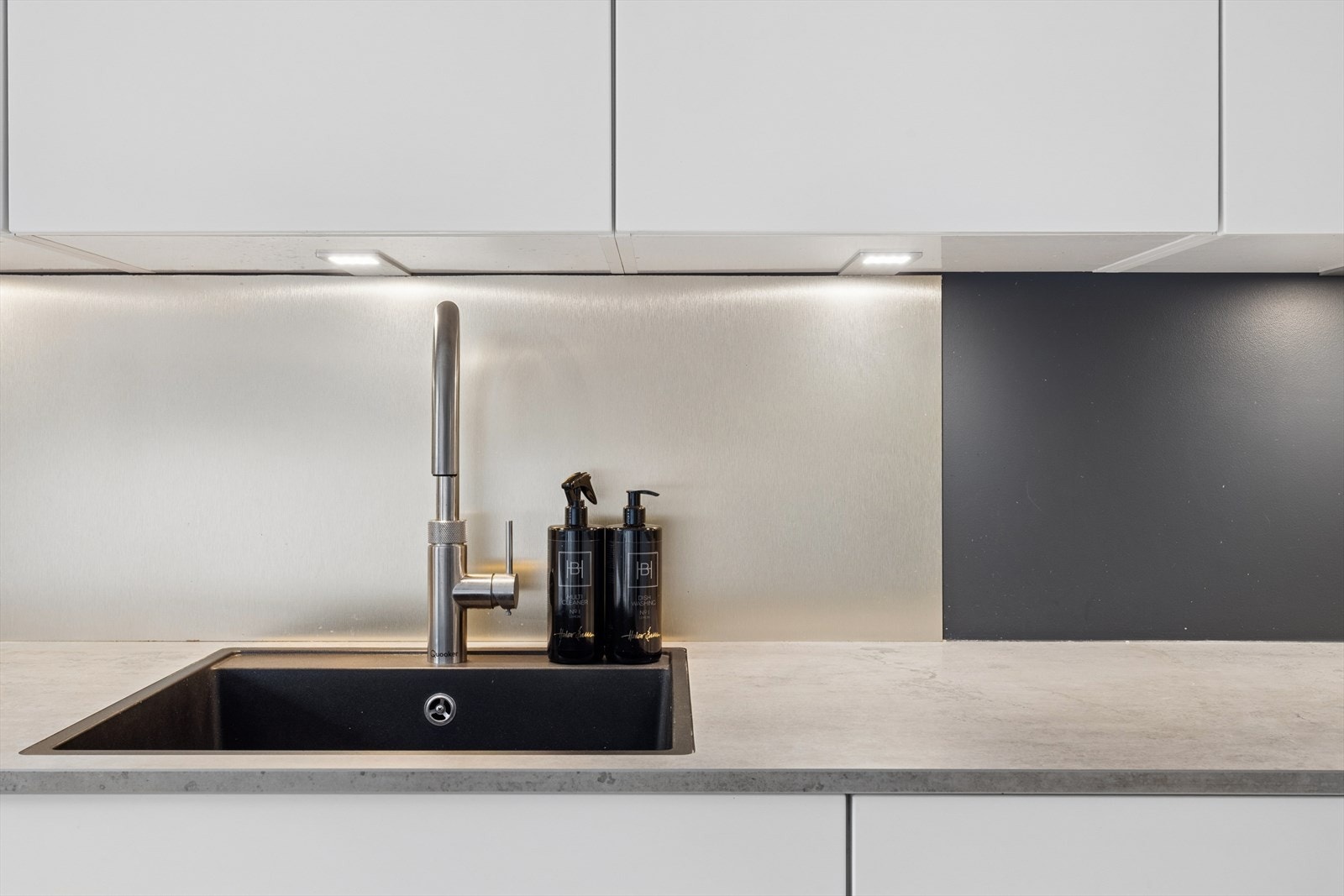 Kjøkkenet er utstyrt med enkel komposittkum med Quooker, kjøleskap, fryseskap, oppvaskmaskin, kombiovn og platetopp. Galleribilde