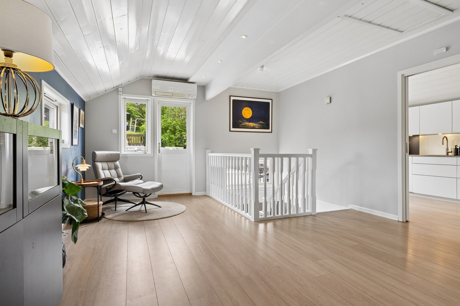 Fra stuen er det utgang til to terrasser, beliggende på hver sin side av oppholdsrommet, som gir gode muligheter for å nyte uteområdene. Galleribilde