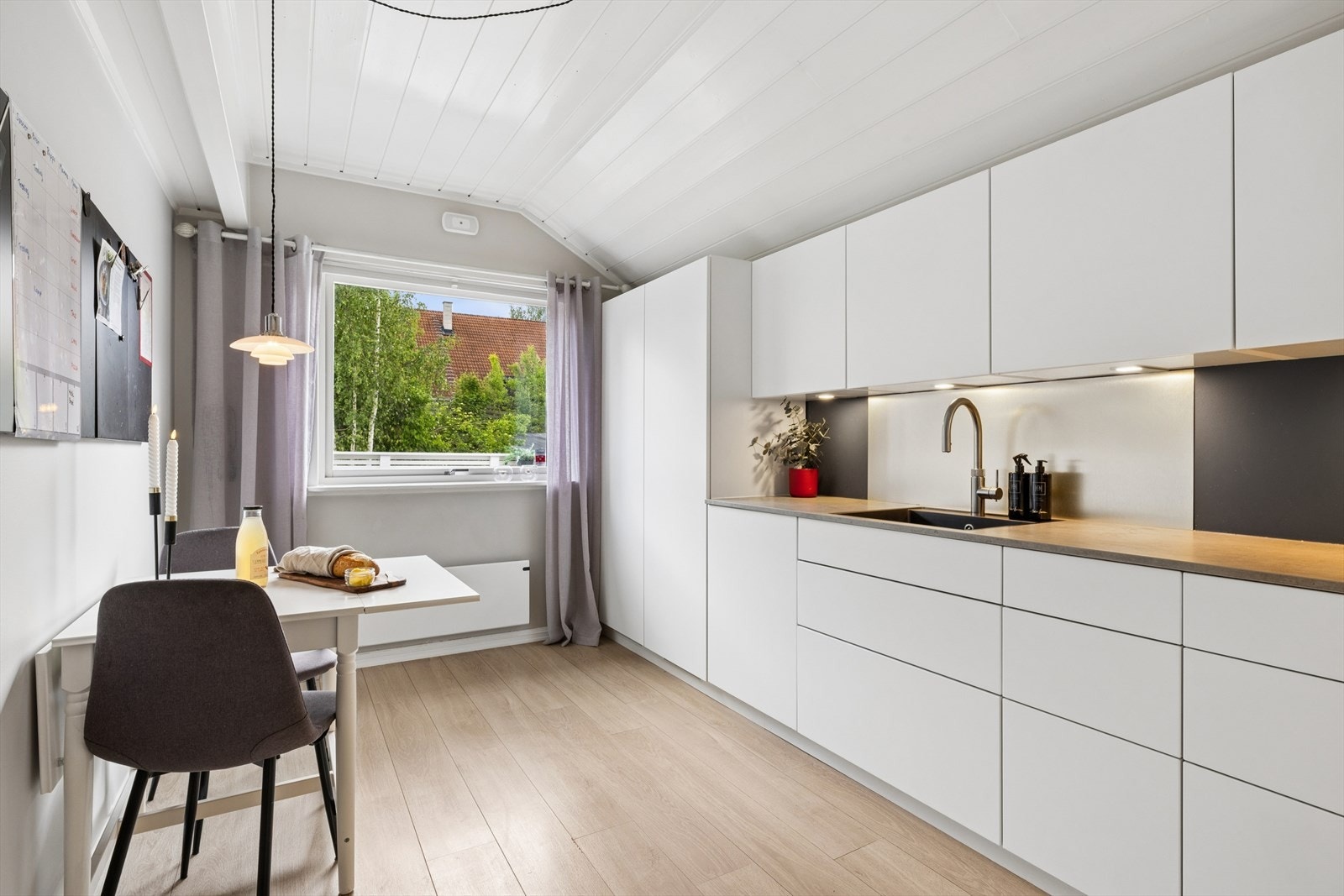 Stort vindu med fint lysinnslipp og god plass til familien rundt frokostbordet. Galleribilde