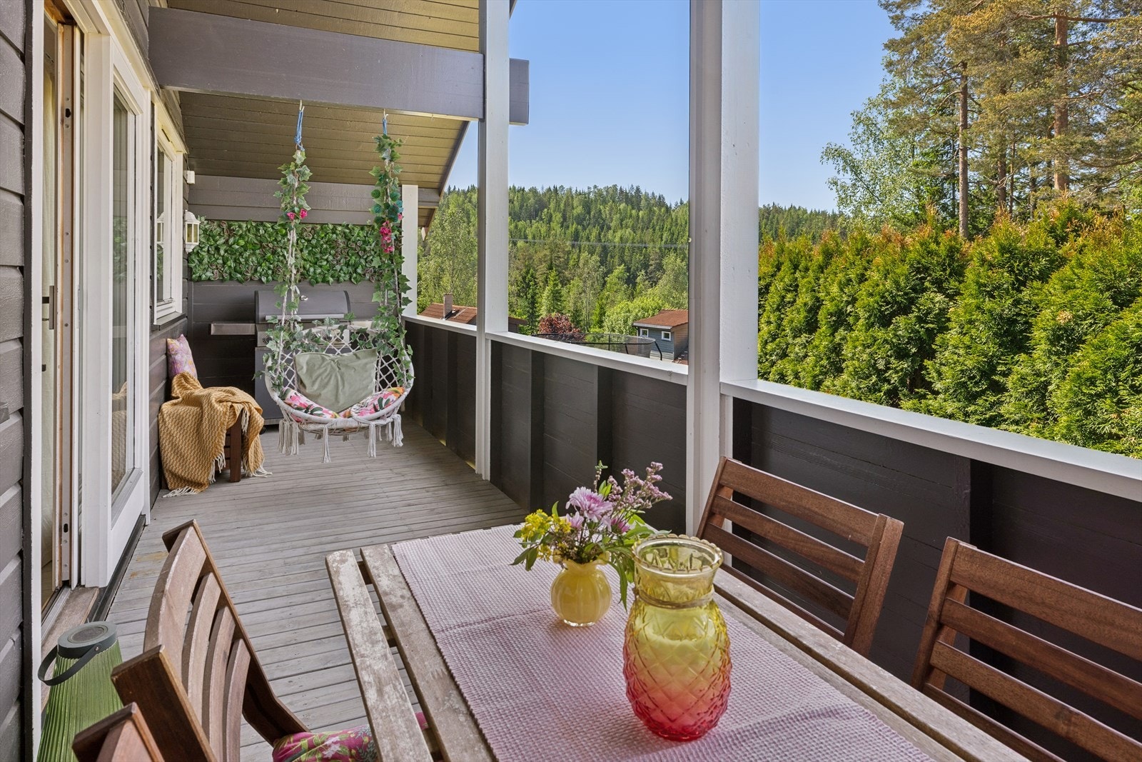 Fra stuen er det utgang til en overbygget og helt privat terrasse med naturskjønn utsikt Galleribilde