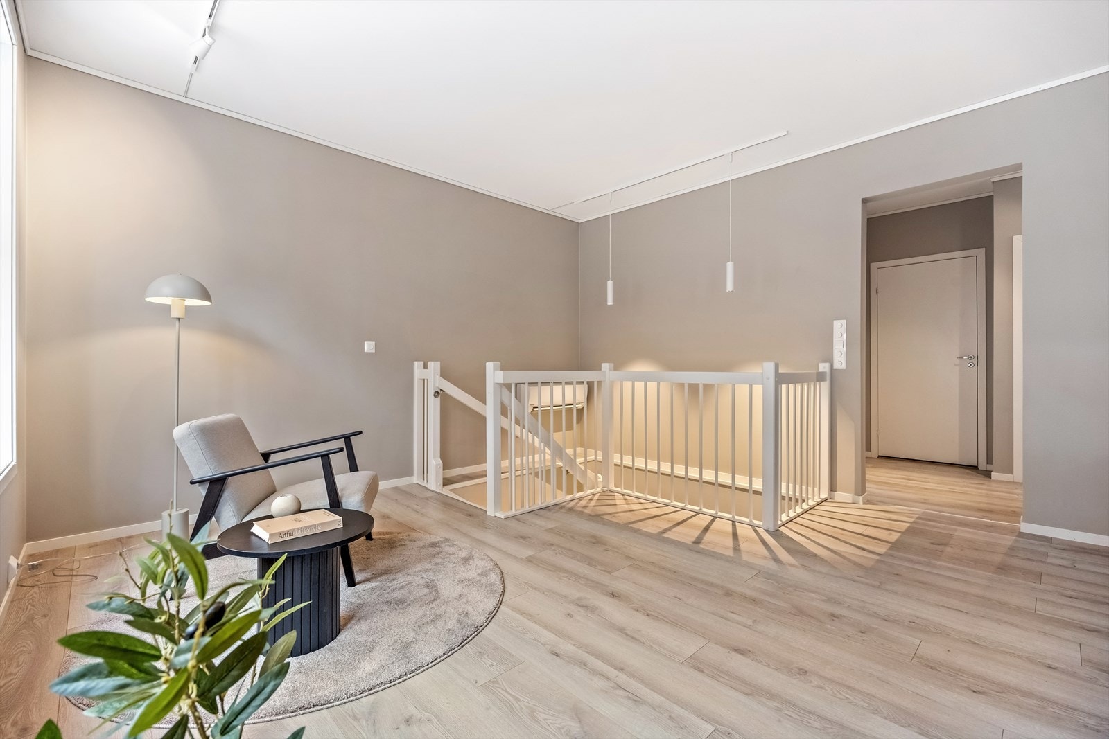 Malte trevinduer med isolerglass fra 2020 slipper inn godt med dagslys i oppholdsrommet. Galleribilde