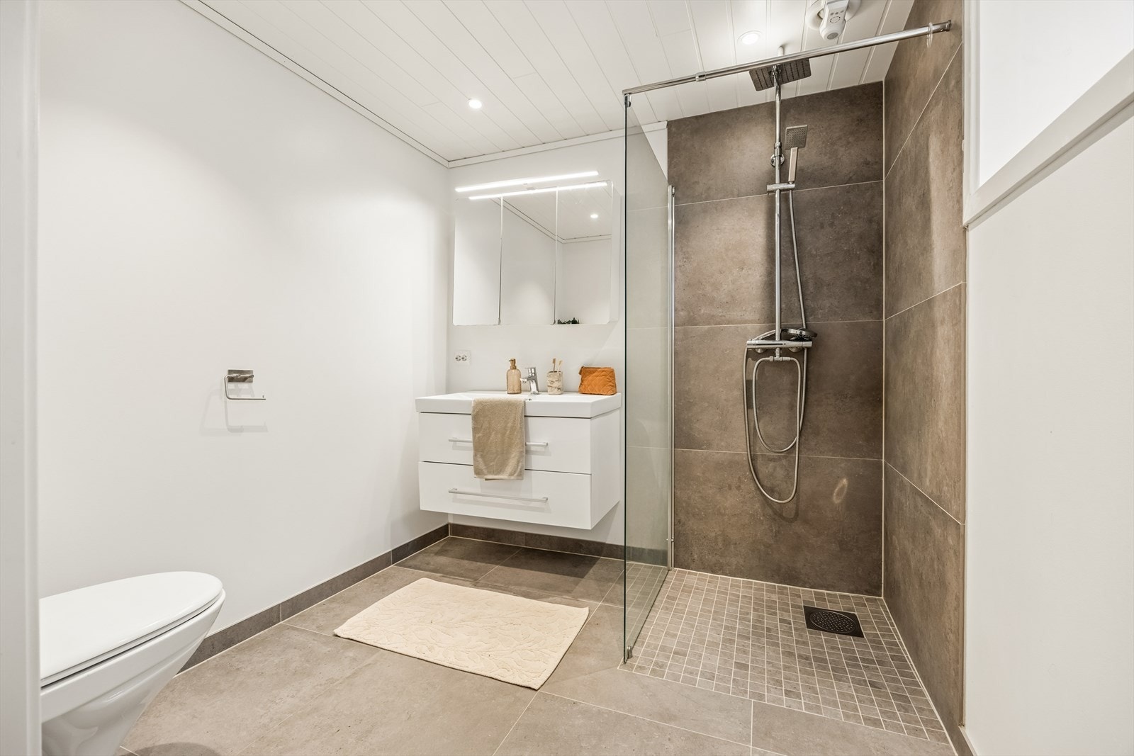 Badet i kjelleren ble modernisert i 2020 og har elektriske varmekabler i gulvet, fliser og dusjvegg. Galleribilde