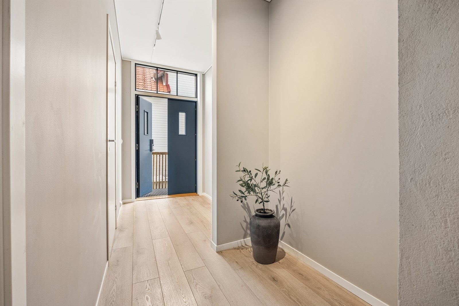 Inngangspartiet har en ny, malt hovedytterdør fra 2020 og leder inn til en lys gang. Galleribilde