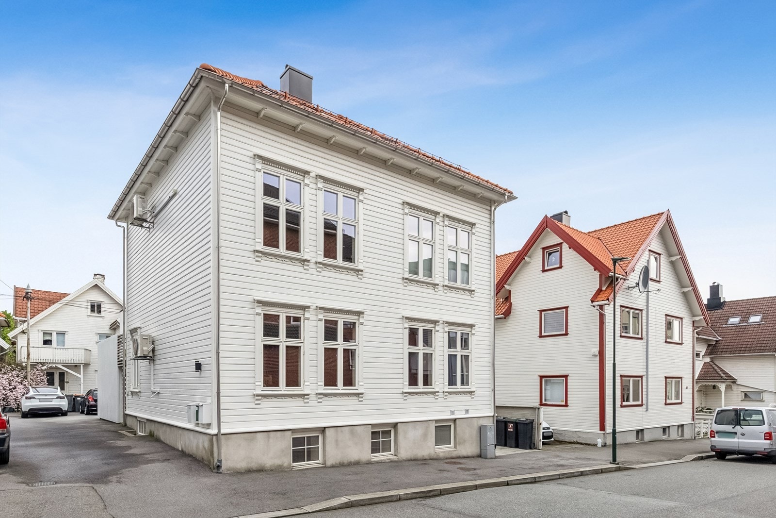 En klassisk tomannsbolig fra 1910, som ble omfattende modernisert i 2020 med blant annet ny kledning, taktekking og vinduer. Galleribilde