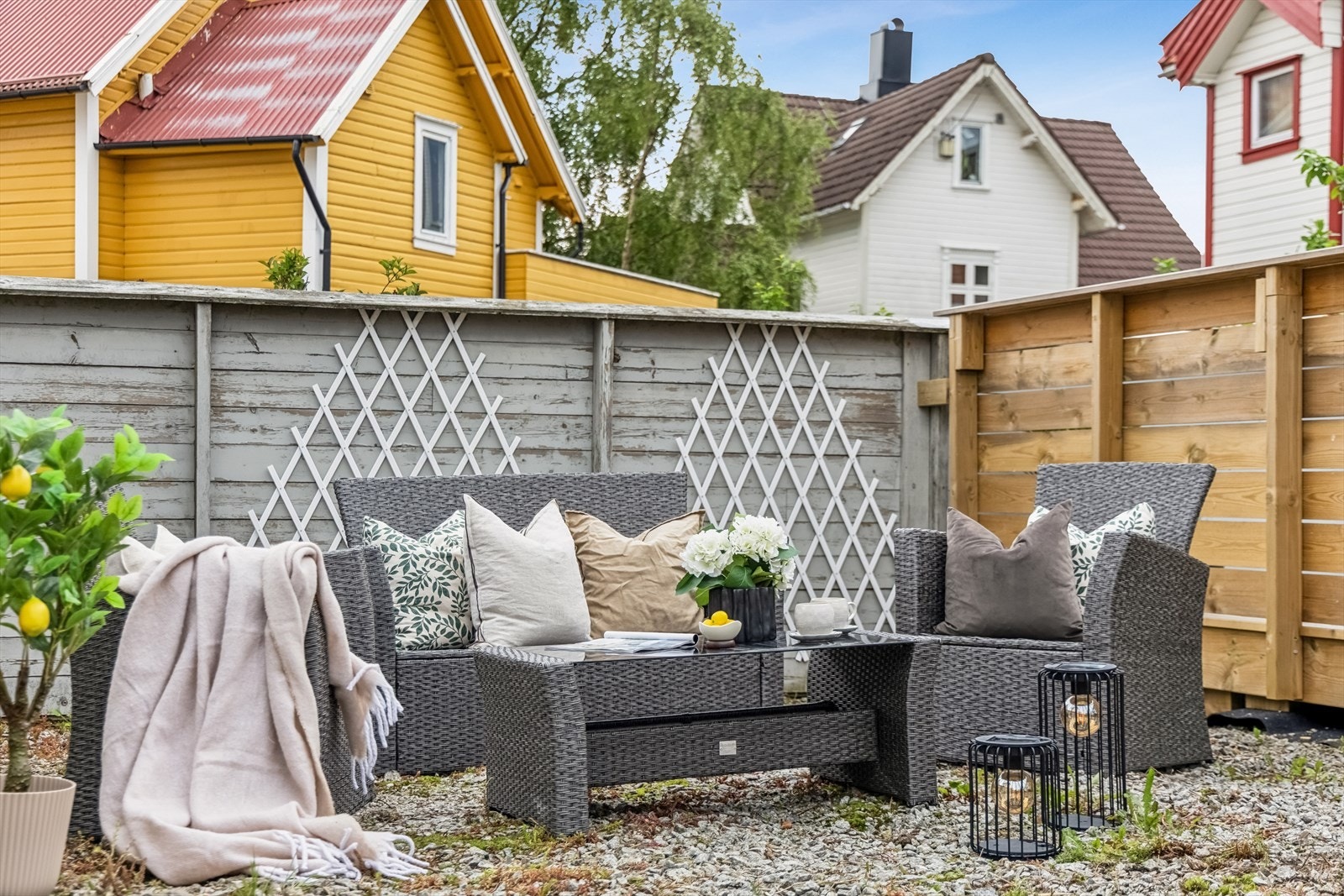 Uteområdet gir plass til en hyggelig sittegruppe for fine dager. Galleribilde
