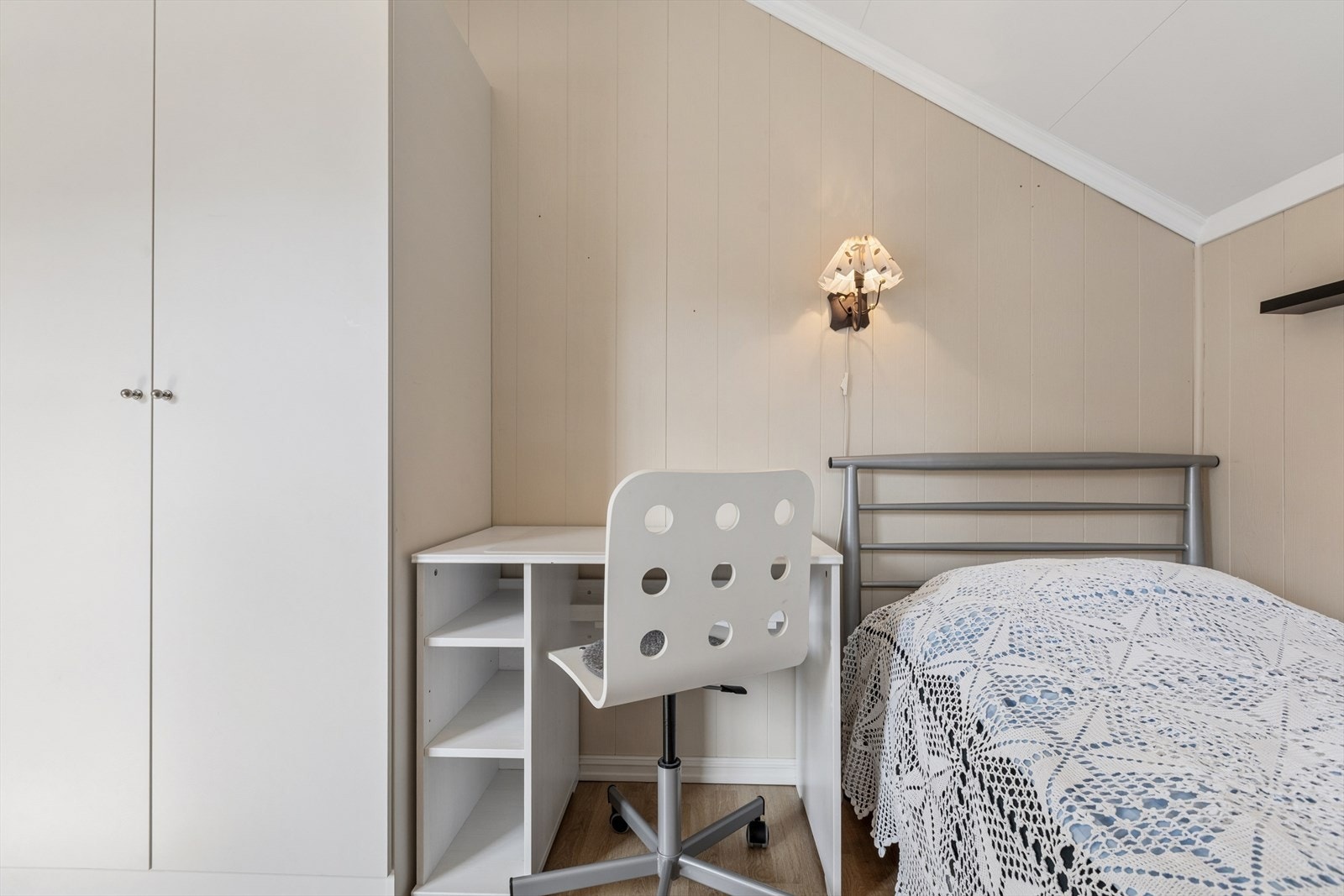 God plass til seng, skrivepult og oppbevaring. Galleribilde