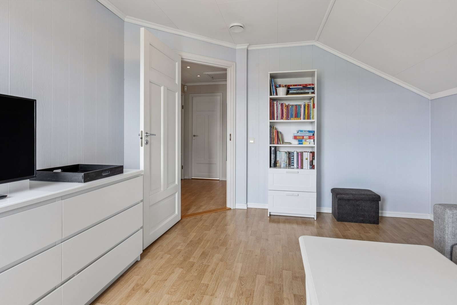Et fleksibelt rom som kan tilpasses familiens behov, enten som soverom, kontor eller stue. Galleribilde