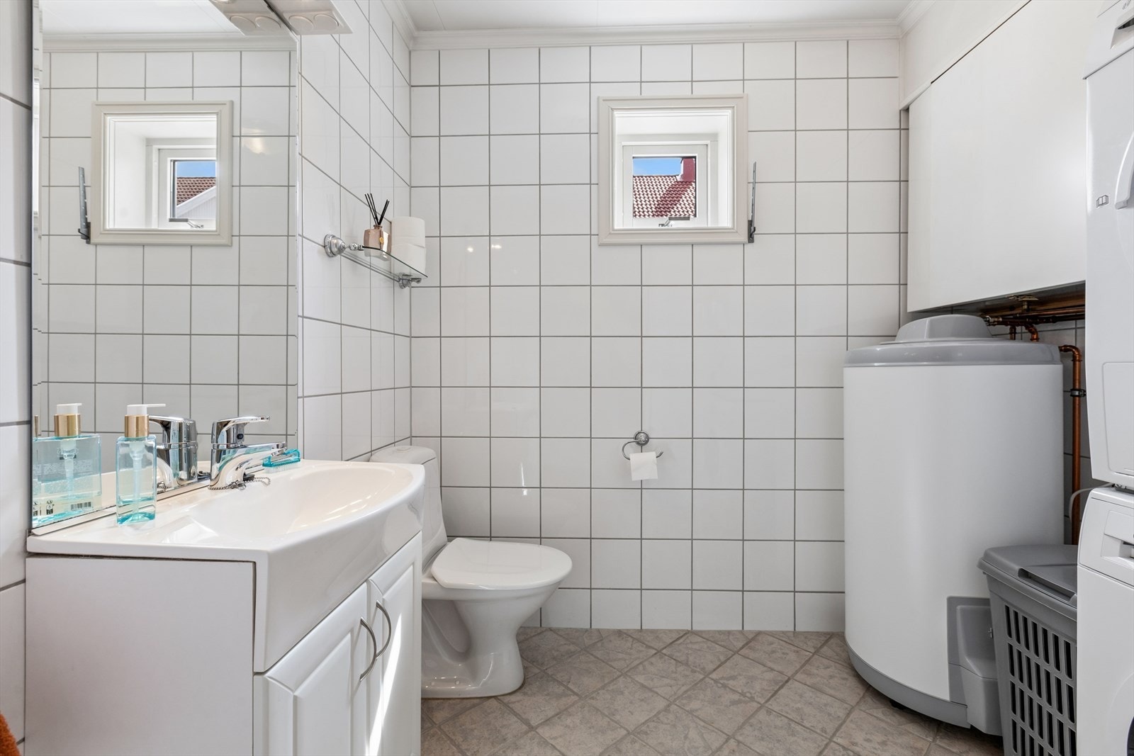 Praktisk toalettrom i første etasje med opplegg for vaskemaskin og en ny 200-liters varmtvannsbereder fra 2023. Galleribilde