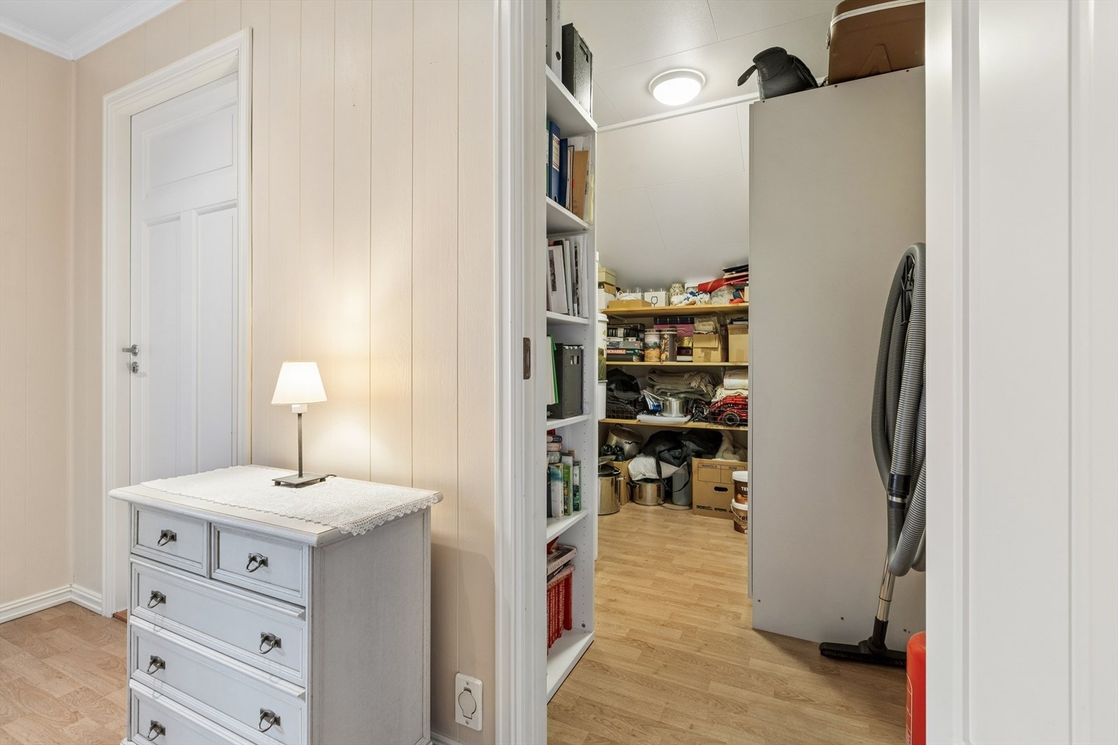 Praktisk bod i andre etasje med adkomst til lagringsloft via luke. Galleribilde