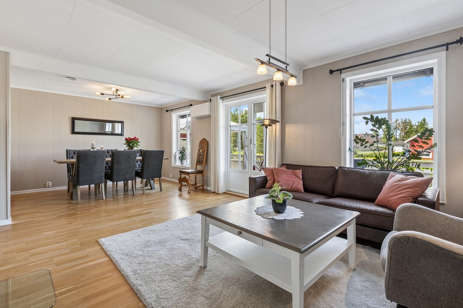 God plass til både sofagruppe og en egen spisedel. Fra stuen er det direkte utgang til terrassen. Galleribilde