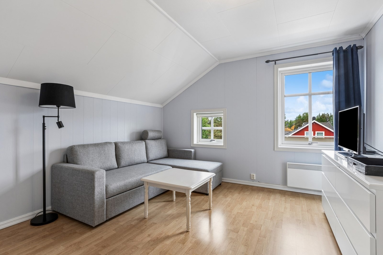 Det ene av etasjens tre soverom er i dag innredet som en ekstra TV-stue. Galleribilde