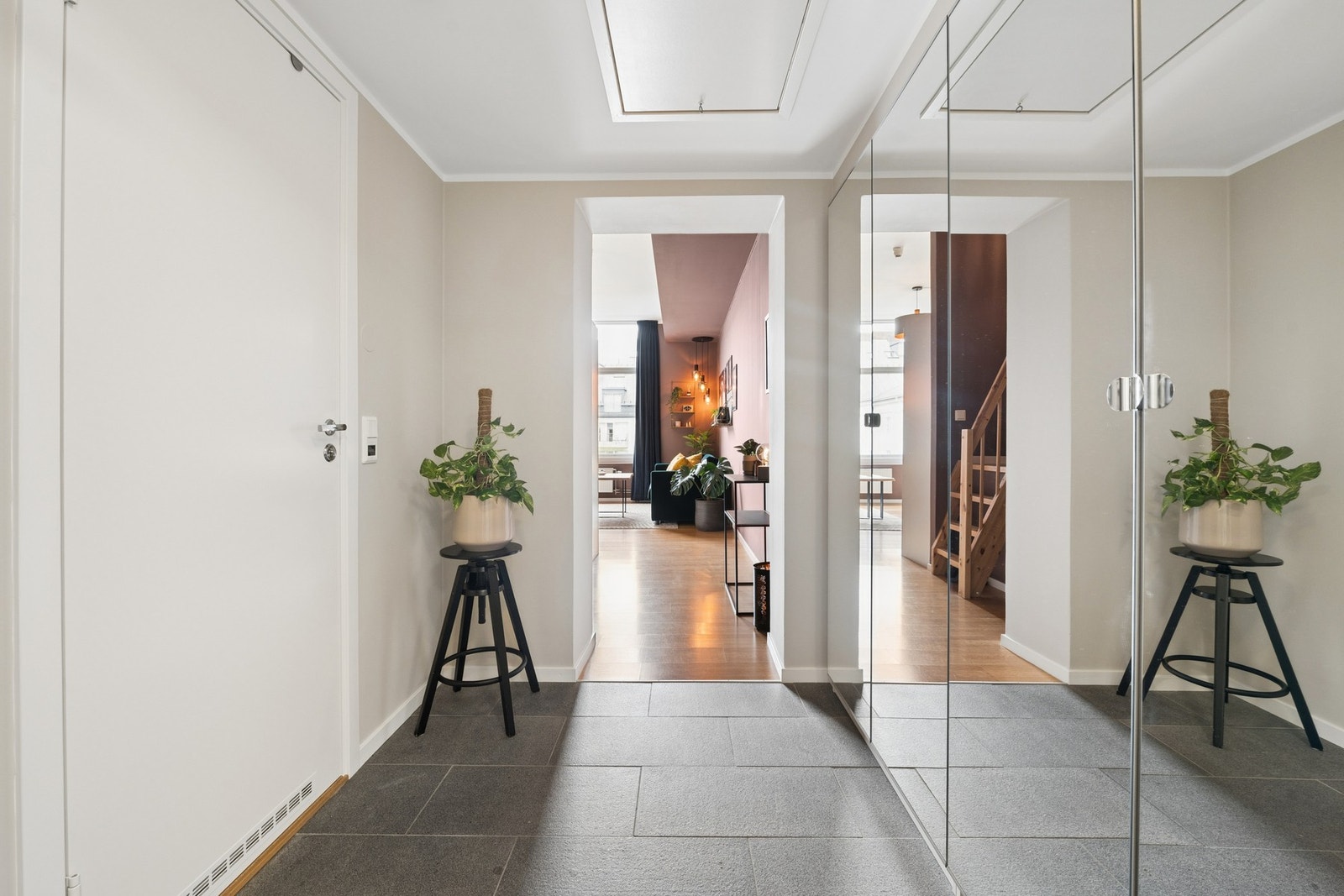 Lys og innbydende entré med flislagt gulv, garderobeskap med speildører og god oppbevaringsplass. I tillegg disponerer leiligheten praktisk lagringsplass på loft. Galleribilde