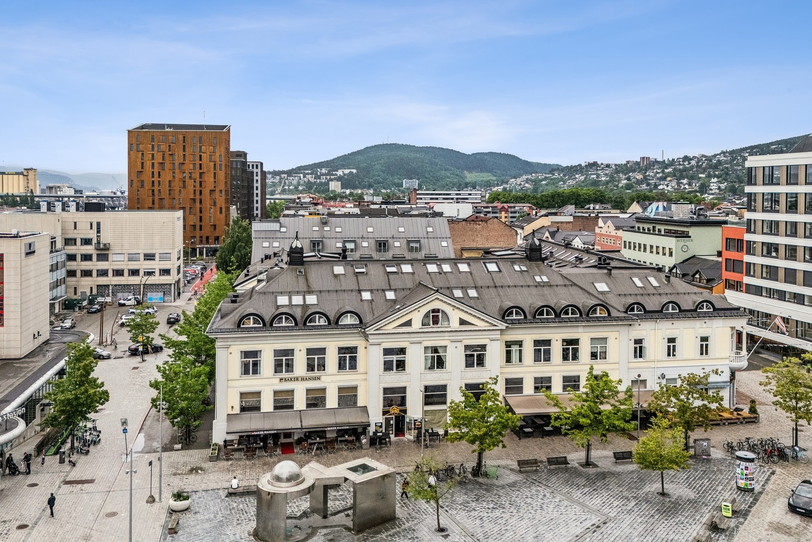 Svært sentral beliggenhet på Strømsø Torg, med Drammen togstasjon, butikker, serveringssteder og øvrige sentrumsfasiliteter rett utenfor døren. Galleribilde
