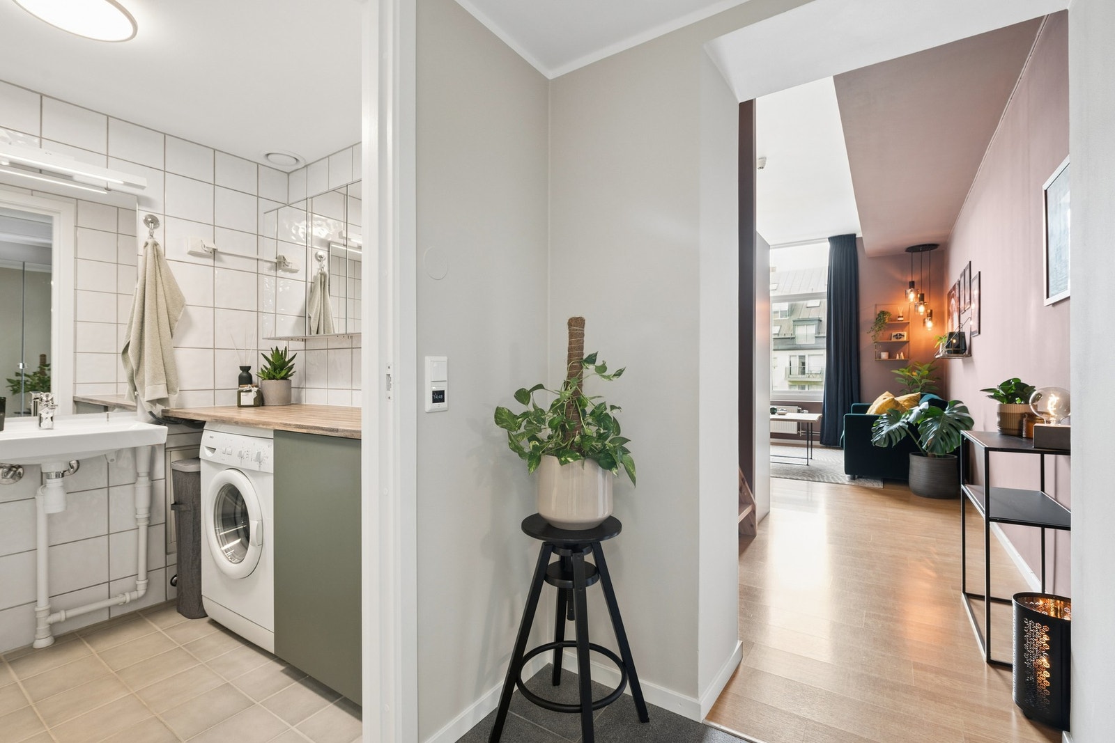 Videre inn i leiligheten møter du en åpen stue- og kjøkkenløsning med imponerende takhøyde på hele 3 meter, som skaper en lys, luftig og romslig atmosfære. Galleribilde