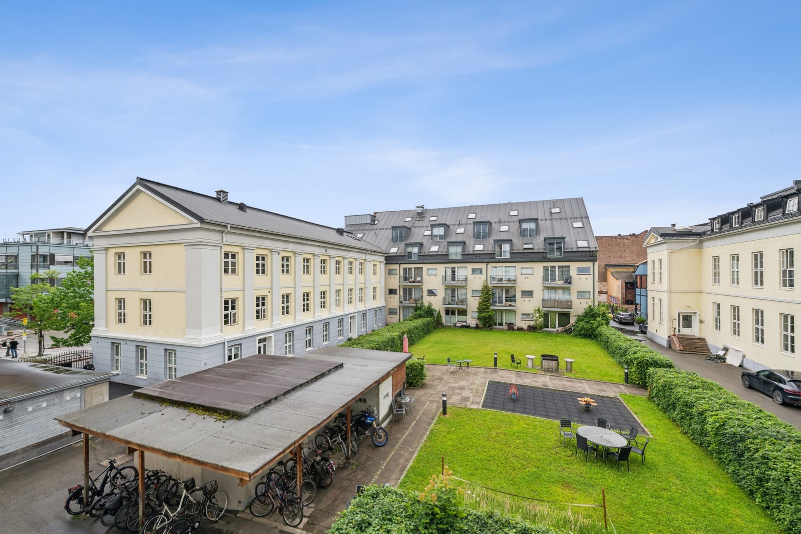 Borettslaget byr på trivelige fellesarealer med grøntområder, sittegrupper og lekeplass. Galleribilde