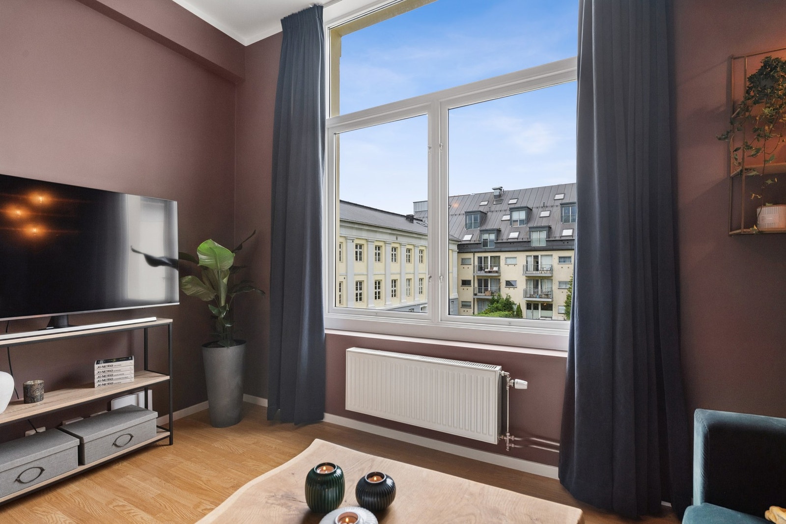 Generøse vindusflater bidrar til et behagelig lysinnslipp gjennom dagen. Galleribilde