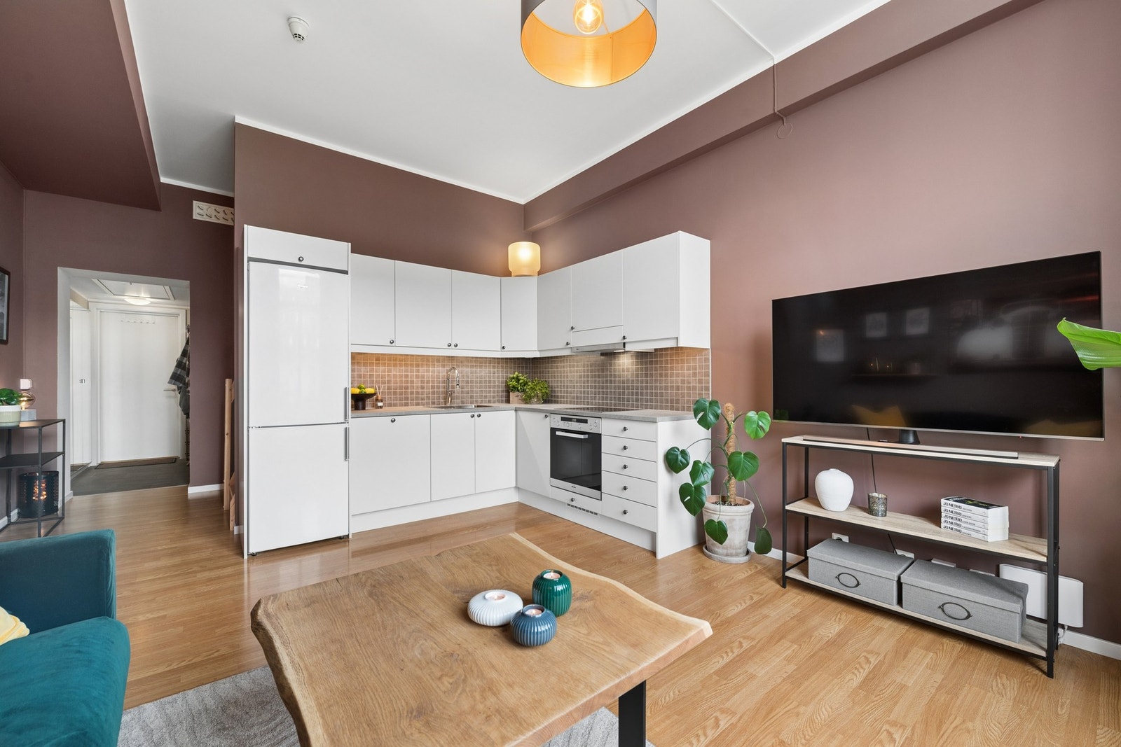Leiligheten har gjennomgående laminatgulv og mekanisk balansert ventilasjon som bidrar til et godt inneklima. Galleribilde