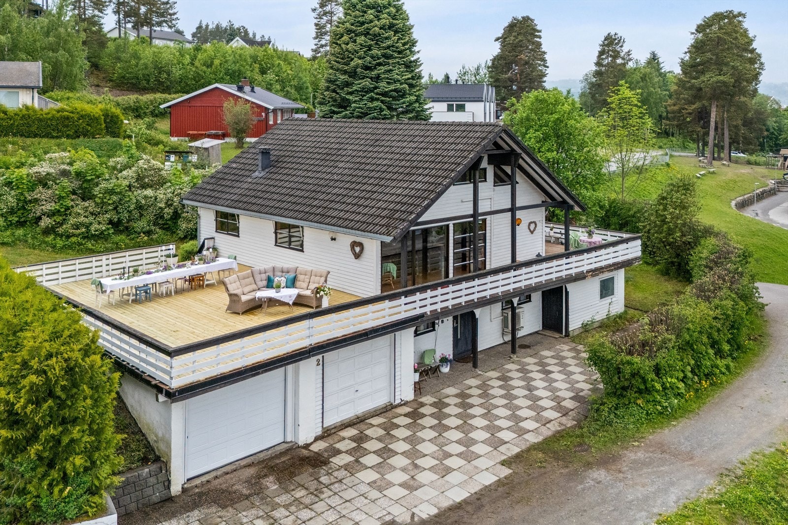 Boligen har adkomst via gruset privat vei, belegningsstein/heller på gårdsplass. Galleribilde