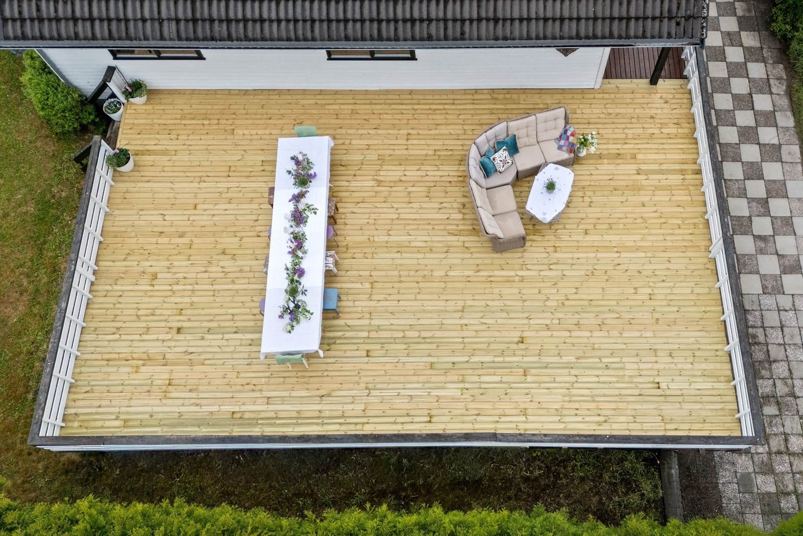 Et enormt sør,øst og vestvendt terrasseareal med gode sol og utsiktsforhold. Galleribilde