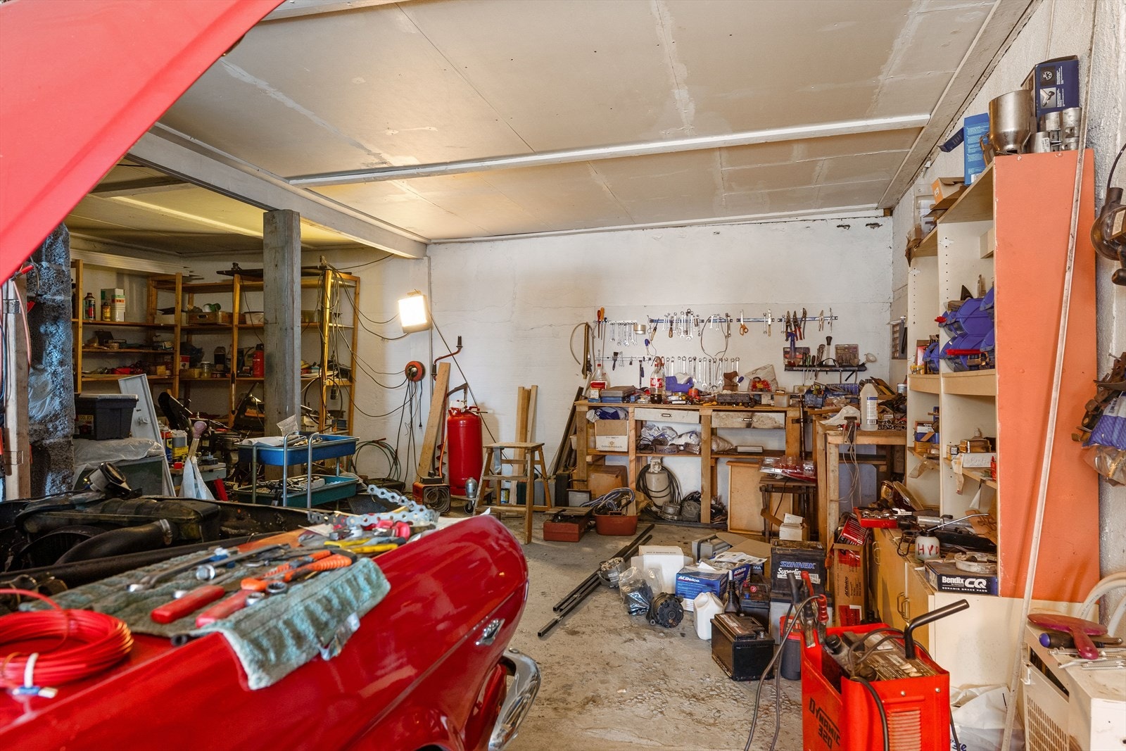 Garasje med god plass til bil, innredning, hyller etc. Galleribilde