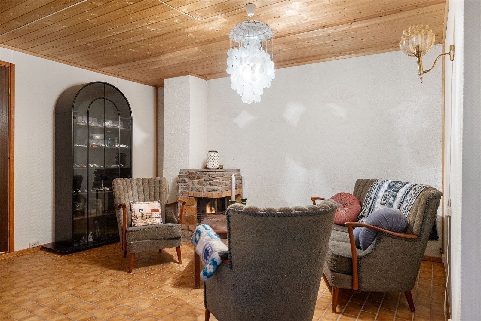 Koselig kjellerstue med åpen peis. Galleribilde