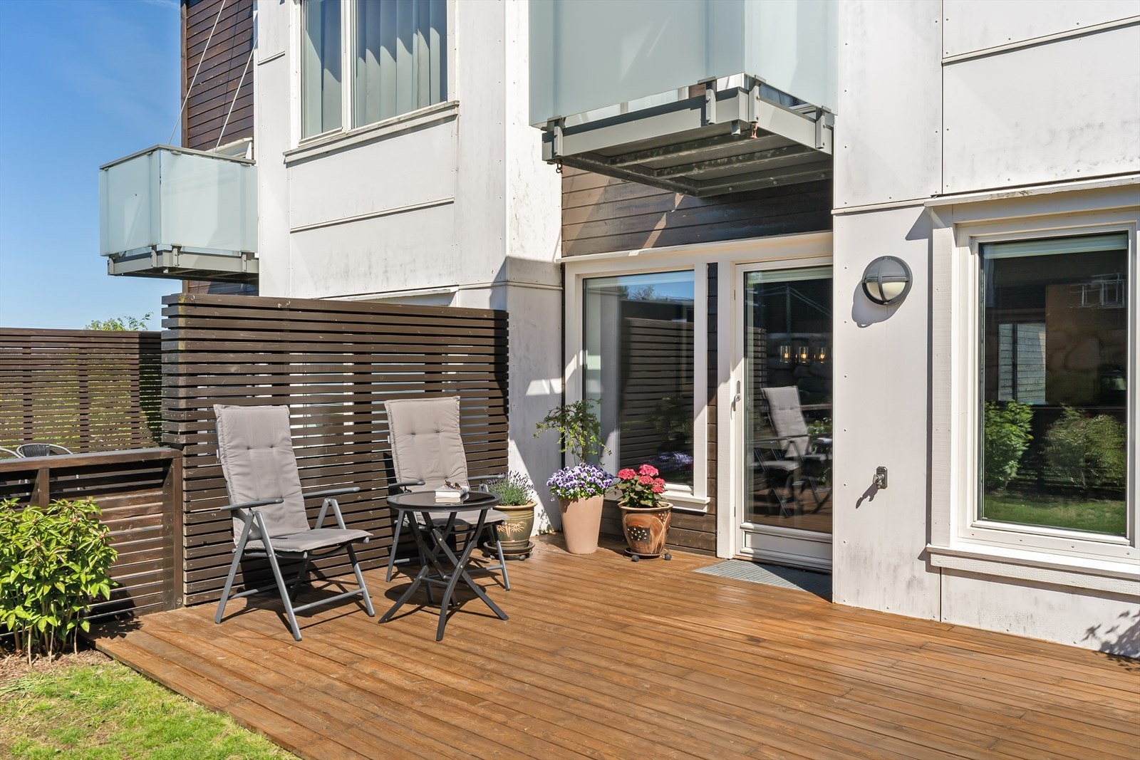 Den romslige terrasseplattingen på 31 m² er bygget i tre. Galleribilde