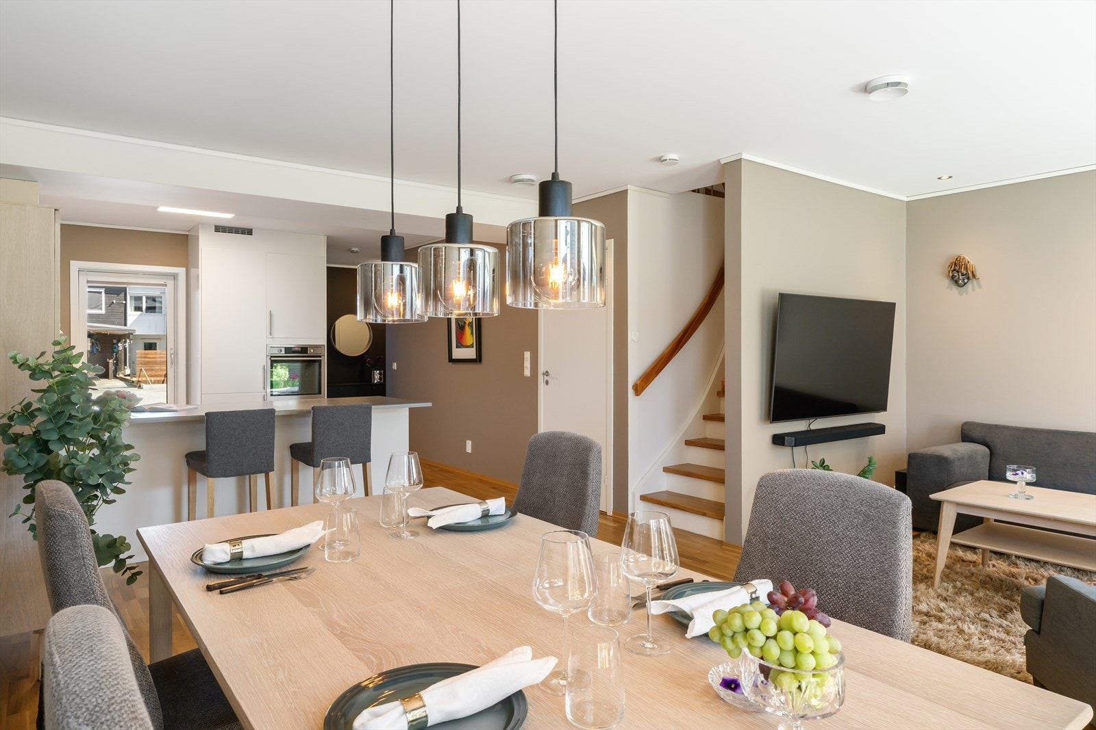 Spisestuen har god plass til langbord. Galleribilde