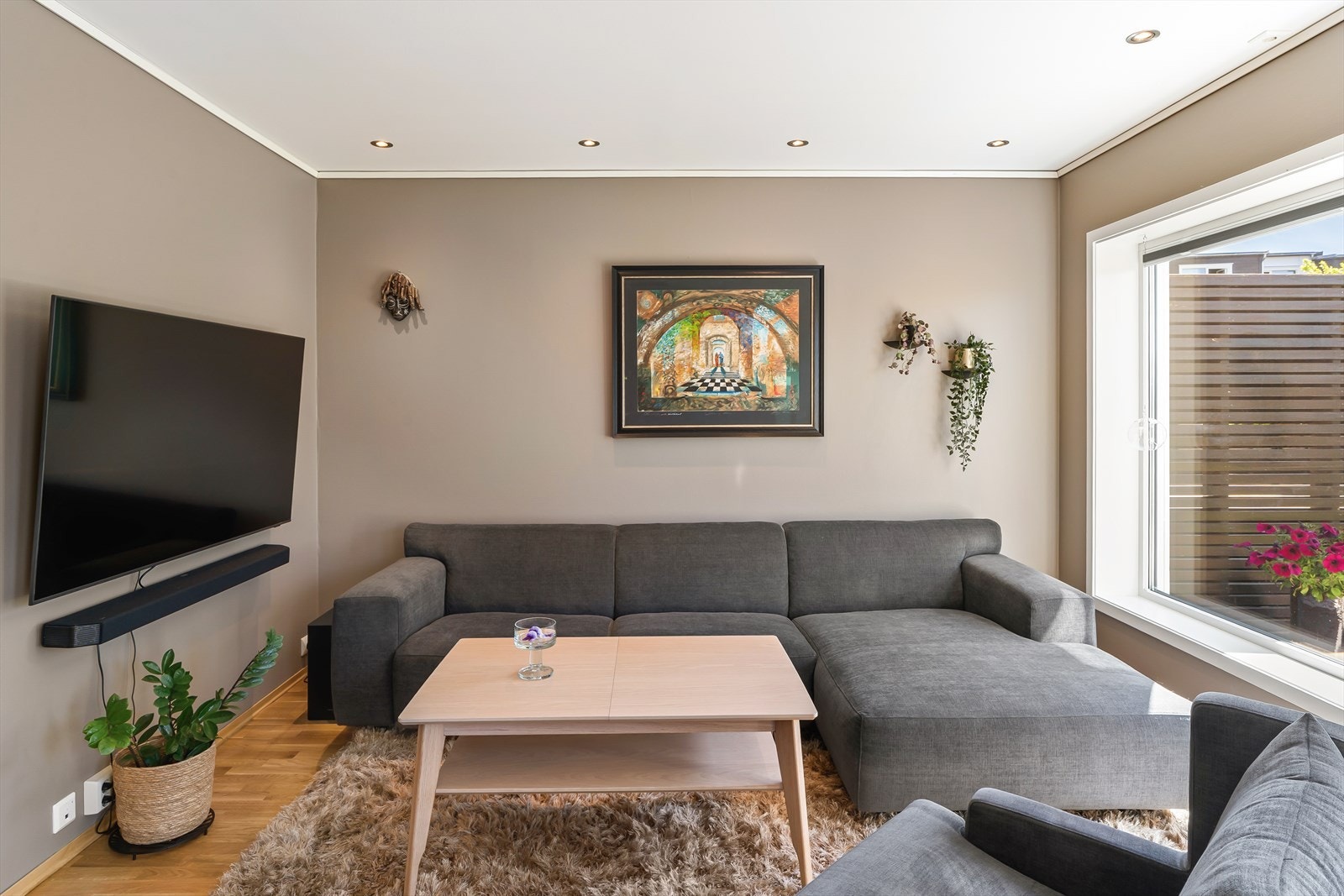 Stuen har god plass til en romslig sofagruppe og er enkel å møblere. Galleribilde