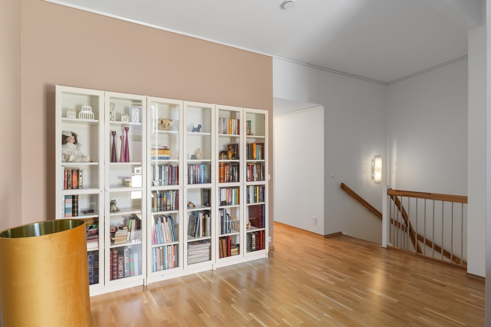 Loftstuen gir ekstra spillerom og kan innredes som TV-stue, kontor eller lekeareal. Galleribilde