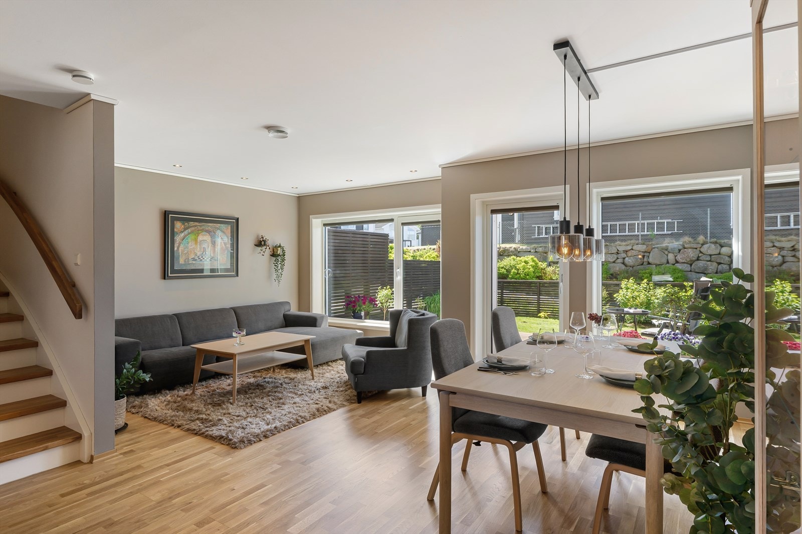 Fra stuen er det direkte utgang til en stor terrasseplatting og hage. Galleribilde