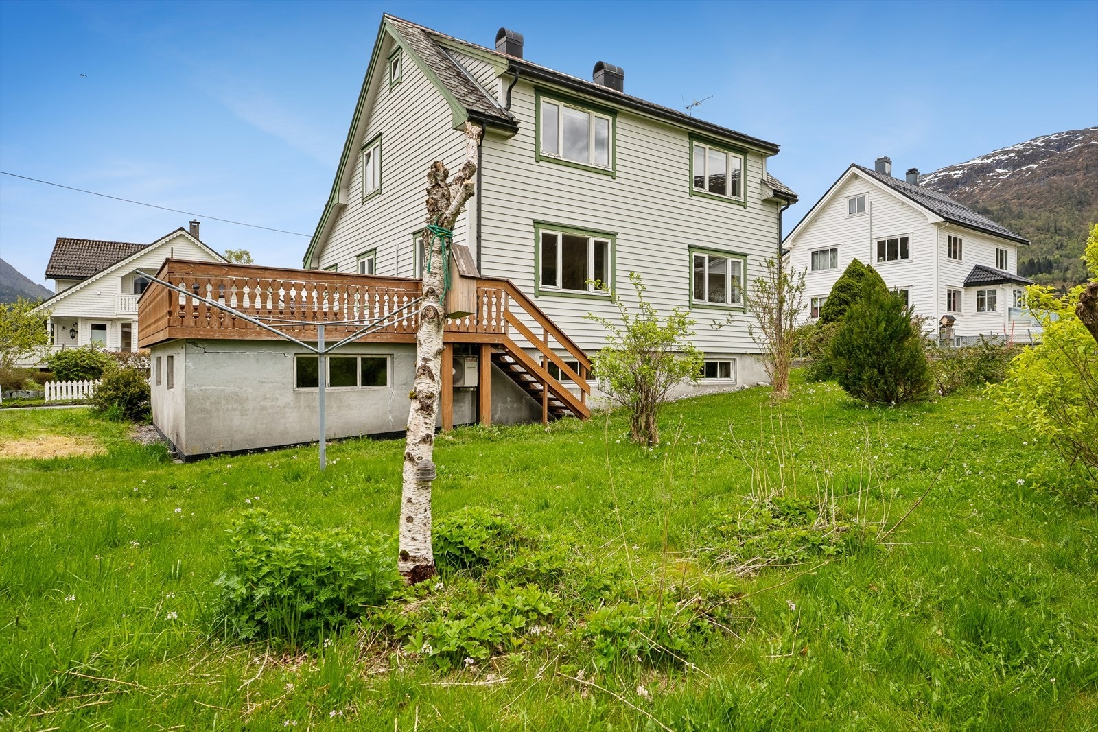 Eigedommen ligg fint til i eit etablert og godt bustadområde. Her er det meget familievennlig og godt å bu! Galleribilde