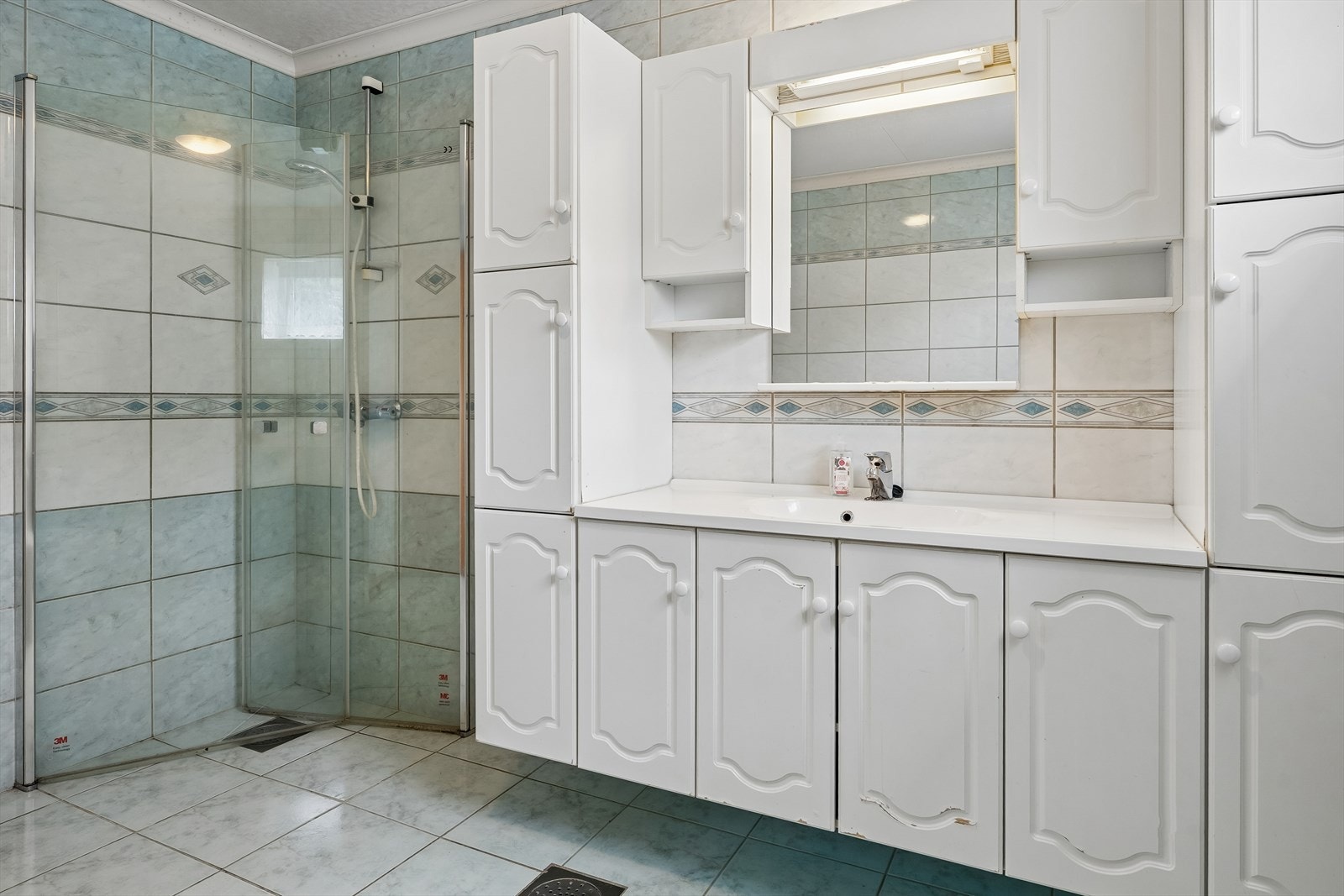 Badet i første etasje er innreidd med fliser på golv og veggar Galleribilde