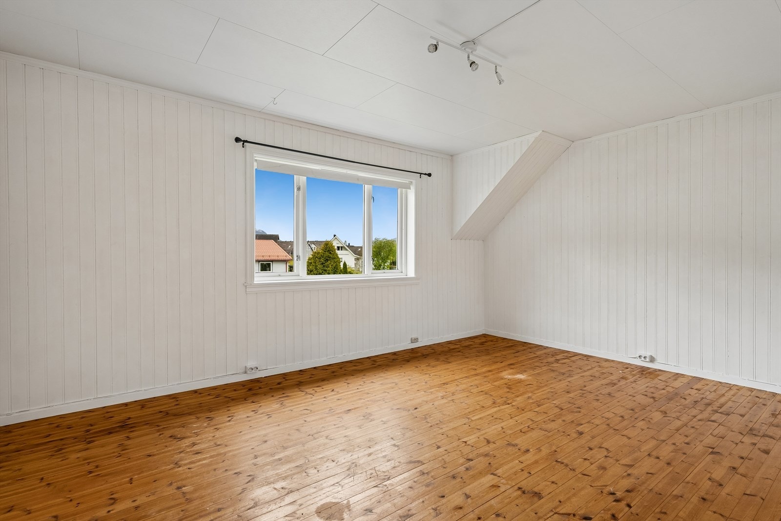 Loftet har fire rom innreia som soverom, alle med tregolv. Galleribilde