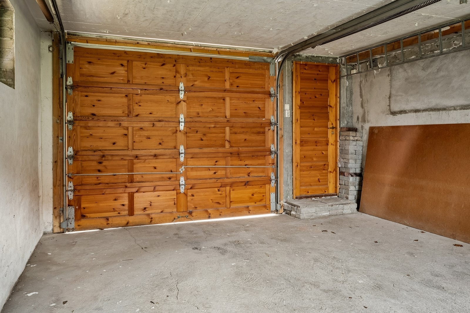 Garasjen har eit areal på 28 m² og støpt golv. Galleribilde