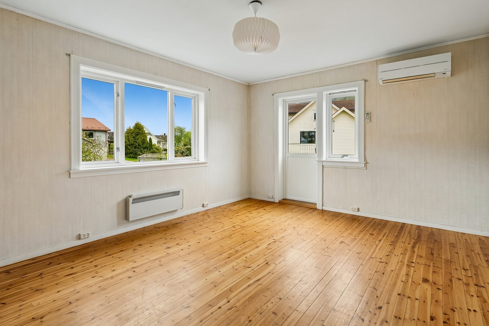 Det er også montert varmepumpe i eine stova. Herfrå er det også utgang til terrasse. Galleribilde